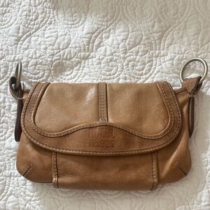 RUEHL No.925 Vintage Leather Crossbody Bag in Tan - Classic Everyday Style